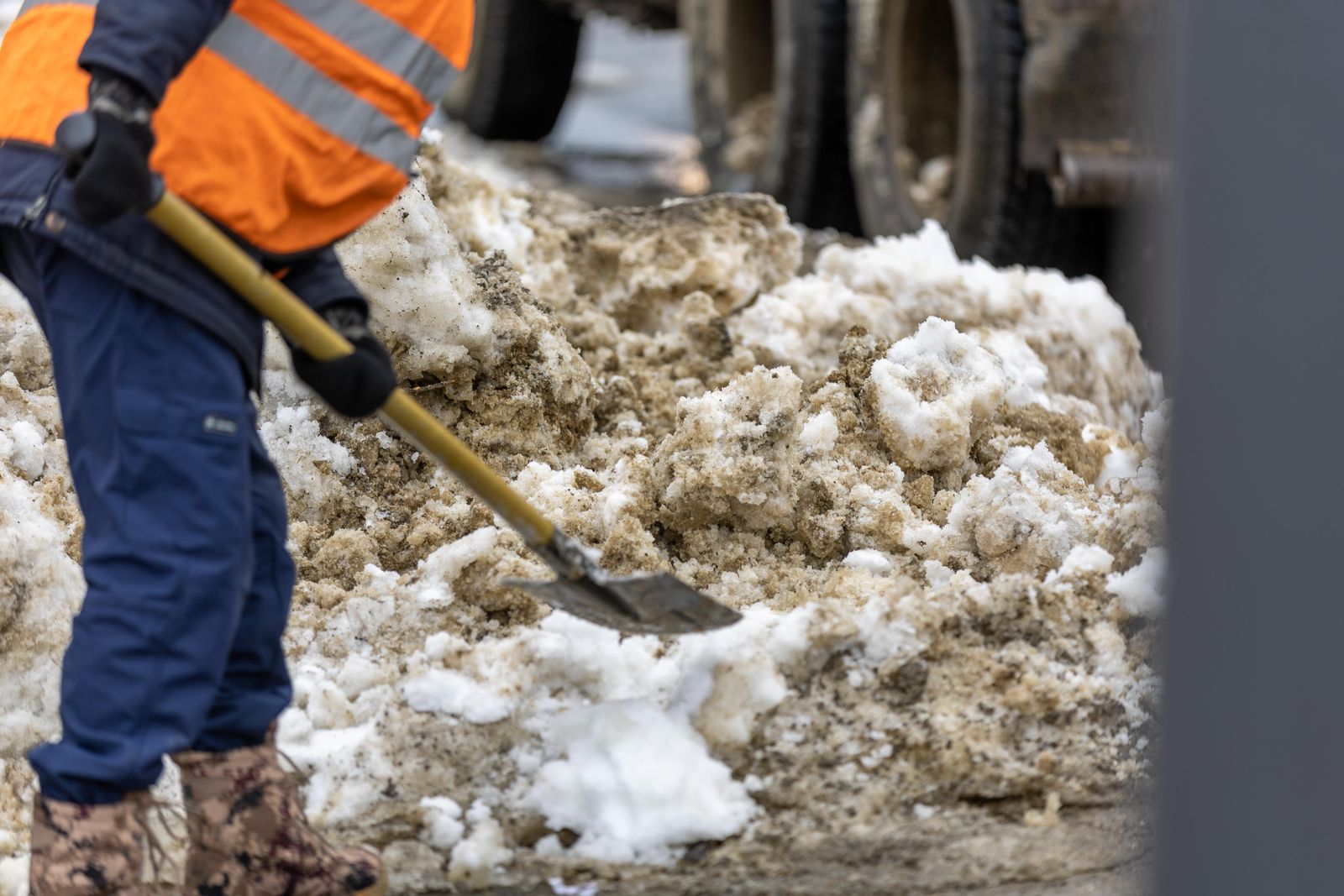How to Choose a Commercial Snow Removal Company: 9-Point Checklist